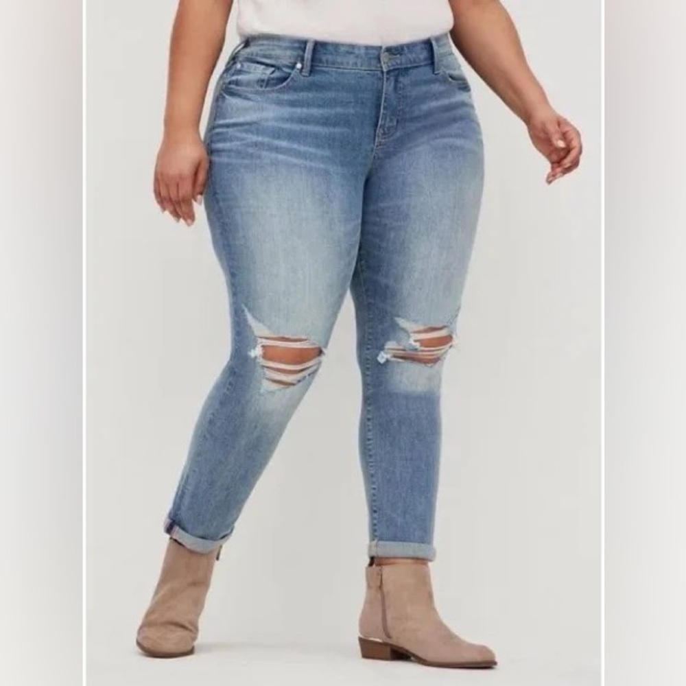 NWOT Torrid Boyfriend Cropped Jeans